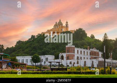 Sanctuaire de Los Remedios à Cholula Puebla sur une colline, avec le coucher du soleil en arrière-plan Banque D'Images