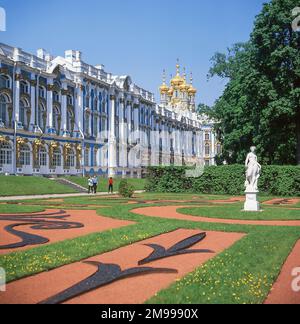 Vue sur le palais et les jardins, le Palais Catherine, Pouchkine, Saint-Pétersbourg, région du Nord-Ouest, Russie Banque D'Images