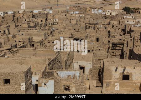 Vue aérienne du village d'Al Qasr dans l'oasis de Dakhla, Égypte Banque D'Images