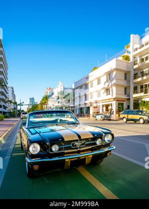 Vintage Mustang, Ocean Drive, South Miami Beach, Miami, Floride, États-Unis Banque D'Images