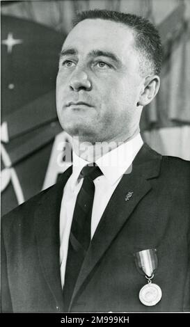 Astronaute Virgil ?Gus ? Grissom portant la Médaille du service distingué de la NASA et une épinglette Project Mercury, lors d'une conférence de presse à Cape Canaveral, le lendemain de son vol sub-orbital, qui avait atteint une altitude de 118 milles, le 22 juillet 1961. Banque D'Images