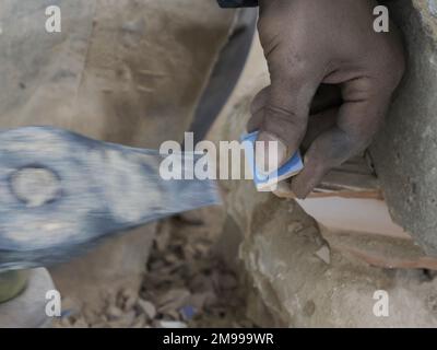 Artisans peignant et décorant des produits céramiques dans une usine de poterie à Fès, au Maroc, en Afrique du Nord Banque D'Images