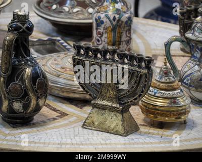 jewish Craftsman peint et décorant des produits céramiques dans une usine de poterie à Fès, Maroc, Afrique du Nord Banque D'Images