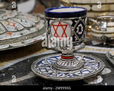 jewish Craftsman peint et décorant des produits céramiques dans une usine de poterie à Fès, Maroc, Afrique du Nord Banque D'Images