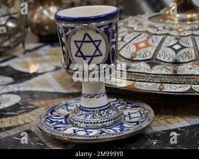 jewish Craftsman peint et décorant des produits céramiques dans une usine de poterie à Fès, Maroc, Afrique du Nord Banque D'Images