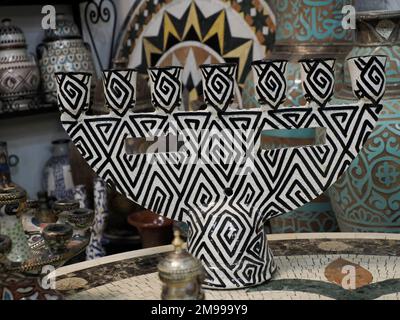 jewish Craftsman peint et décorant des produits céramiques dans une usine de poterie à Fès, Maroc, Afrique du Nord Banque D'Images