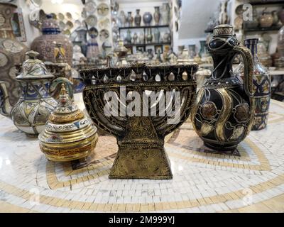 jewish Craftsman peint et décorant des produits céramiques dans une usine de poterie à Fès, Maroc, Afrique du Nord Banque D'Images