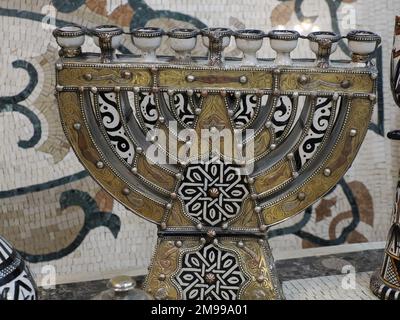 jewish Craftsman peint et décorant des produits céramiques dans une usine de poterie à Fès, Maroc, Afrique du Nord Banque D'Images