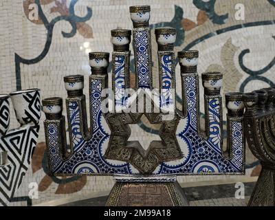 jewish Craftsman peint et décorant des produits céramiques dans une usine de poterie à Fès, Maroc, Afrique du Nord Banque D'Images