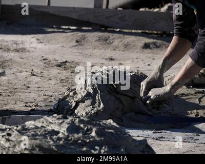 Artisans peignant et décorant des produits céramiques dans une usine de poterie à Fès, au Maroc, en Afrique du Nord Banque D'Images