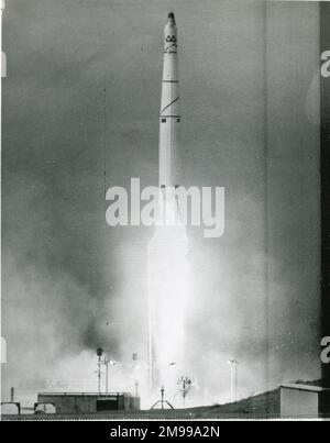 Une fusée Thor-Agena est lancée à partir de la base aérienne de Vandenberg, en Californie, le 5 février 1960, transportant Discoverer IX Banque D'Images