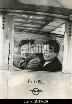 Le lieutenant de vaisseau W Murray (à gauche) et John S Sproule après leur vol de 22hrs 13mins de durée record du monde (pour les planeurs à deux places) à Dunstable, dans le Bedfordshire, en 1938. Ils ont fait le vol dans un Slingsby T.4 Falcon III Banque D'Images