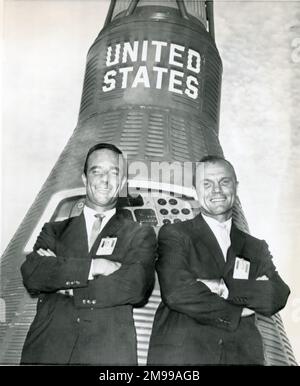 Malcolm Scott Carpenter, à gauche, et John Glenn devant une capsule spatiale Mercury à Cape Canaveral après que Glenn a été nommé astronaute pour faire le premier vol orbital américain et Carpenter comme son secours, le 29 novembre 1961. Banque D'Images