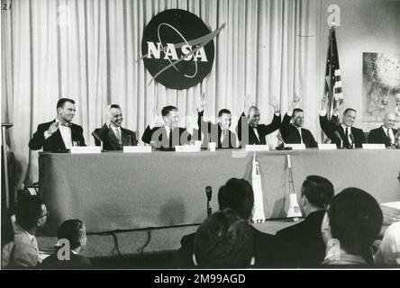 Les astronautes sont présentés à la presse américaine et étrangère lors d'une conférence de presse à Washington à l'été 1959. De gauche à droite : Maj Deke Slayton, CDR Alan Shepard, CDR Walter Schirra, Maj Virgile Grissom, Lt Col John Glenn, Maj Leroy Cooper et Lt CDR Malcolm Scott Carpenter. Banque D'Images