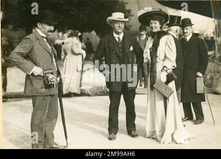 Major Baden-Powell, à gauche, et James Gordon Bennett Jr (1841-1918), au centre. Banque D'Images