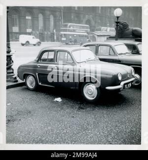 Une belle Renault Dauphine de fin 1950s garée à l'extérieur de St George's Hall, Liverpool sur Lime Street. Banque D'Images