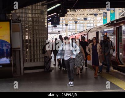 Waterloo, Londres, Royaume-Uni. 5th juillet 2022. Passagers à la gare de Waterloo à Londres. Les travailleurs du rail sont sur le point d'entrer en grève plus tard ce mois-ci dans le cadre d'un conflit concernant la paie et la fermeture des guichets. Crédit : Maureen McLean/Alay Banque D'Images