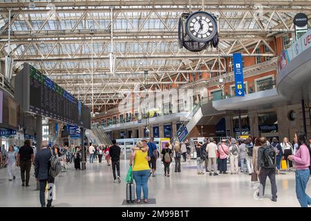 Waterloo, Londres, Royaume-Uni. 5th juillet 2022. Passagers à la gare de Waterloo à Londres. Les travailleurs du rail sont sur le point d'entrer en grève plus tard ce mois-ci dans le cadre d'un conflit concernant la paie et la fermeture des guichets. Crédit : Maureen McLean/Alay Banque D'Images