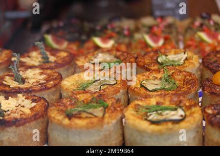 Tartes et quiches élevées dans la fenêtre de la célèbre boulangerie Forn des Teatre, Palma, Majorque, Espagne Banque D'Images