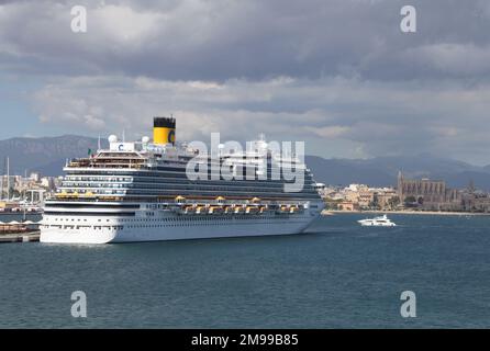 Bateau-pilote qui guide le bateau de croisière Costa dans le port de Majorque, Sapin, avec sa célèbre cathédrale en arrière-plan. Banque D'Images