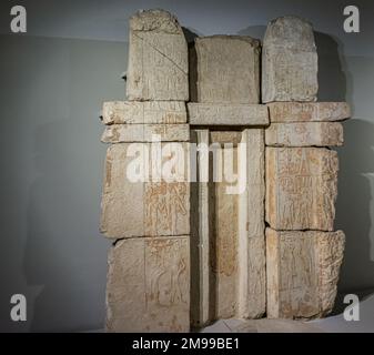 Ancienne stèle égyptienne fausse porte de la princesse Wehemnefret, calcaire, ancien Royaume, 4th dynastie (2543-2435 av. J.-C.) - Musée égyptien de Turin, Piémont. Italie Banque D'Images