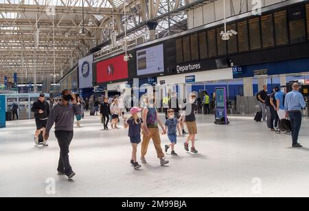 Waterloo, Londres, Royaume-Uni. 5th juillet 2022. Passagers à la gare de Waterloo à Londres. Les travailleurs du rail sont sur le point d'entrer en grève plus tard ce mois-ci dans le cadre d'un conflit concernant la paie et la fermeture des guichets. Crédit : Maureen McLean/Alay Banque D'Images