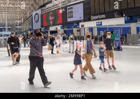Waterloo, Londres, Royaume-Uni. 5th juillet 2022. Passagers à la gare de Waterloo à Londres. Les travailleurs du rail sont sur le point d'entrer en grève plus tard ce mois-ci dans le cadre d'un conflit concernant la paie et la fermeture des guichets. Crédit : Maureen McLean/Alay Banque D'Images
