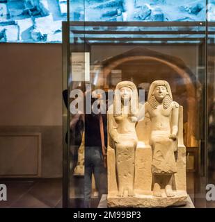 Ancienne statue romaine de Pendua et sa femme Nefertari, calcaire, Nouveau Royaume, 19th dynastie, (1292-1186 av. J.-C.) - Musée égyptien de Turin, Piémont, Italie Banque D'Images