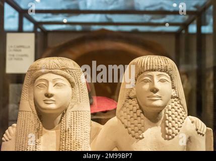 Ancienne statue romaine de Pendua et sa femme Nefertari, calcaire, Nouveau Royaume, 19th dynastie, (1292-1186 av. J.-C.) - Musée égyptien de Turin, Piémont, Italie Banque D'Images