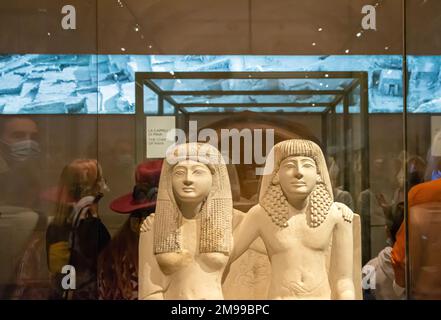 Ancienne statue romaine de Pendua et sa femme Nefertari, calcaire, Nouveau Royaume, 19th dynastie, (1292-1186 av. J.-C.) - Musée égyptien de Turin, Piémont, Italie Banque D'Images