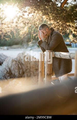 Homme regardant la mer avec des montagnes sur le fond Banque D'Images