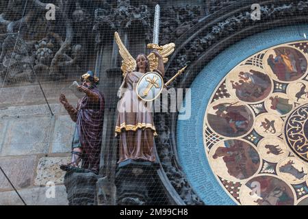 Statues du philosophe et de l'Archange Michael sur l'horloge astronomique de Prague Banque D'Images