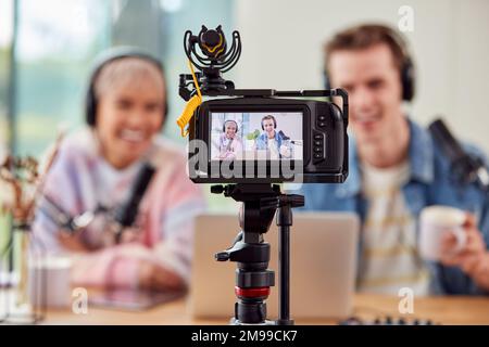 Couple enregistrement vidéo à la maison avec caméra Banque D'Images