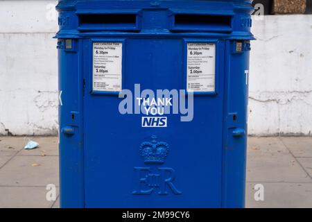 Londres, Royaume-Uni. 5th juillet 2022. Waterloo. Une boîte postale peinte en bleu à l'extérieur de l'hôpital St Thomas de Londres avec un message de remerciement NHS Covid-19. Crédit : Maureen McLean/Alay Banque D'Images