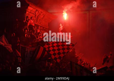 22 mai 2022 Milan-Italie : les fans de football de l'AC Milan célèbrent sur la place du Dôme après la victoire de la ligue italienne de football Serie A. Banque D'Images