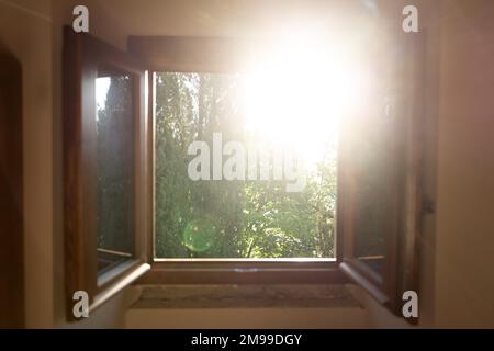 Lever de soleil fenêtre dans une maison de campagne de Toscane Italie Banque D'Images