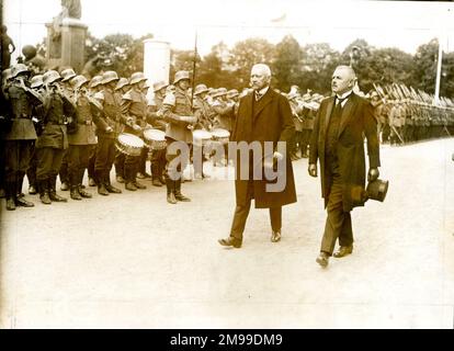 Le président allemand, le maréchal Paul von Hindenburg, et le ministre de la Défense, Otto Gessler, lors d'un événement en Allemagne. Banque D'Images