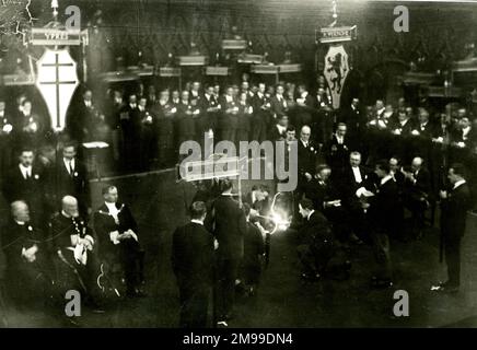 Le Prince de Galles (le futur roi Édouard VIII) allume la lampe de maintenance à Talbot House TOC H, Poperinge, Flandre, Belgique, 15 décembre 1922. Banque D'Images