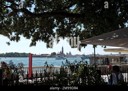 Été le paysage urbain de Venise vu de l'entrée de l'art de la Biennale à la Giardini Banque D'Images