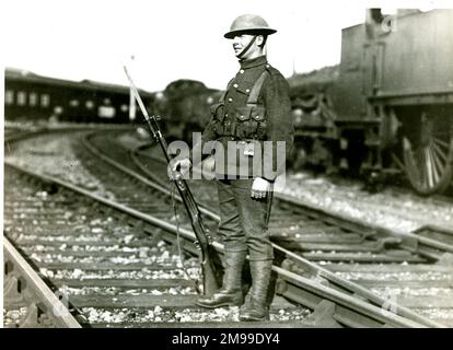 Soldat qui garde la ligne de chemin de fer du GWR à Slough, le 30 septembre 1919. Banque D'Images