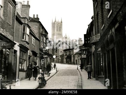 Scène de rue à Lincoln, avec la cathédrale à mi-chemin, décembre 1932. Banque D'Images