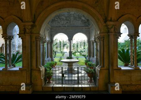 Une image du cloître de l'abbaye de Fossanova. Il est situé en Italie dans la région du Latium, non loin de Rome. Banque D'Images