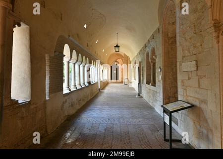 Une image du cloître de l'abbaye de Fossanova. Il est situé en Italie dans la région du Latium, non loin de Rome. Banque D'Images