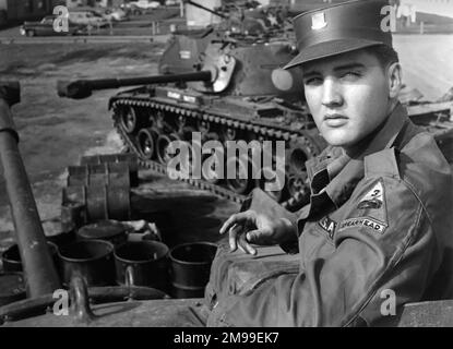 Elvis Presley (1935-1977) dans l'armée américaine. Elvis Presley pendant son service militaire à Ray Barracks, Allemagne, vers 1958 Banque D'Images
