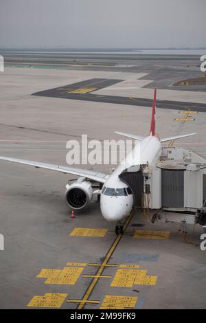 Avion commercial dans le parking du terminal de l'aéroport de Venise Italie, un jour d'hiver Banque D'Images