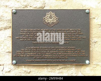 La plaque se trouve sur le mur de la petite place au bord de la Breche d'Hermanville - Sword Beach. Les bataillons débarqués dans la première vague le jour J 6 juin 1944 il y a beaucoup d'autres monuments commémoratifs autour de la place. Banque D'Images