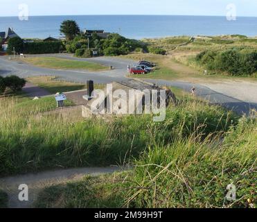 Quand les Américains ont débarqué le jour J, ils ont quitté la plage par un certain nombre de goélands ou de « raws ». L'une des photos contemporaines les plus célèbres montre une longue ligne de SIG passant devant ce bunker et le tirage au sort de St Laurent (sortie E1) Banque D'Images