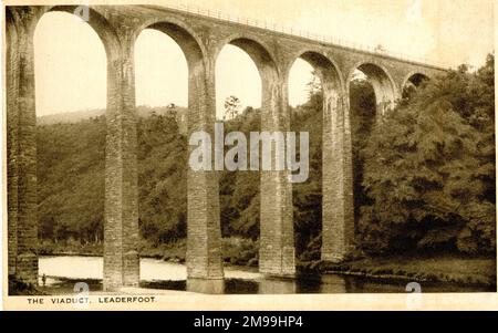 Le viaduc du Leaderfoot Railway, également connu sous le nom de Viaduct de Drygrange, survolez la rivière Tweed près de Melrose, dans les frontières écossaises. Banque D'Images