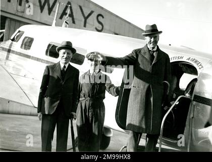 Le Premier ministre Neville Chamberlain à l'aérodrome de Heston, revenant de la Conférence de Munich, le 30 septembre 1938, à bord d'un Lockheed Super Electra. Banque D'Images