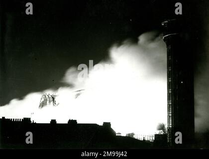 Le Crystal Palace à Sydenham, se Londres, dans la nuit du feu, 29-30 novembre 1936. Banque D'Images